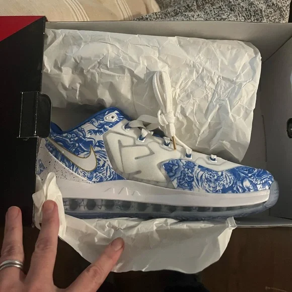 Nike LeBron XI Low Black and Pink Box - Picture 2 of 8